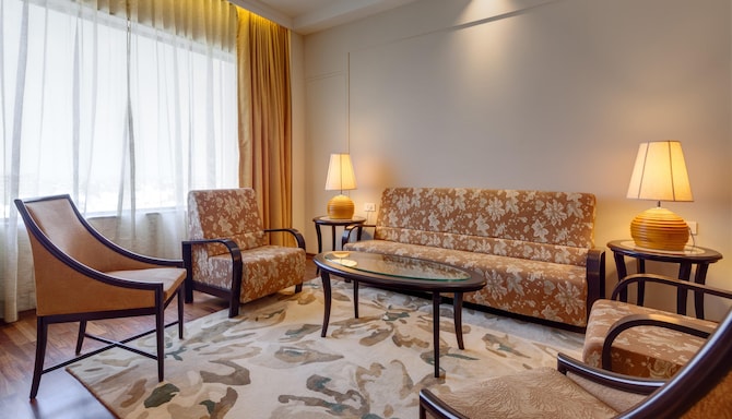 Balaji Sarovar Premiere Solapur - Living Area