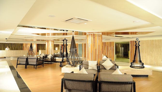 Davanam Sarovar Portico Suites Bengaluru - Lobby