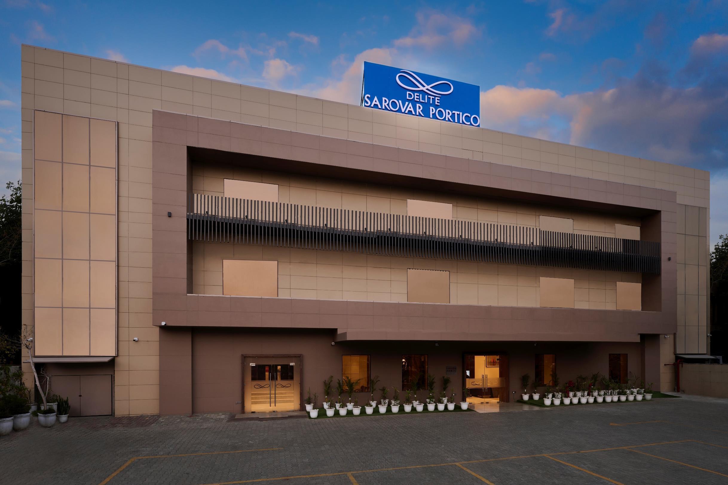 DELITE SAROVAR PORTICO FARIDABAD - Hotel Facade
