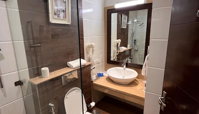 DEVENTURE SAROVAR PORTICO KAPASHERA - Guest room bath