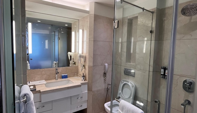 DEVENTURE SAROVAR PORTICO KAPASHERA - Guest room bath