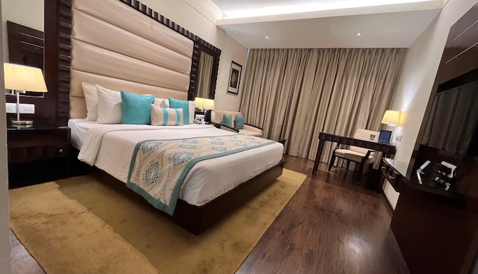 DEVENTURE SAROVAR PORTICO KAPASHERA - SUPERIOR PREMIUM ROOM