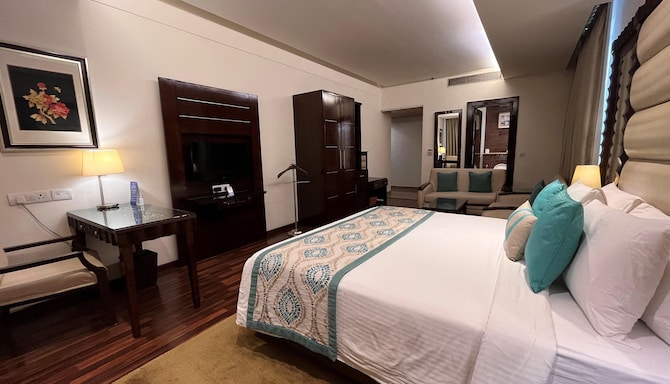 DEVENTURE SAROVAR PORTICO KAPASHERA - DELUXE ROOM