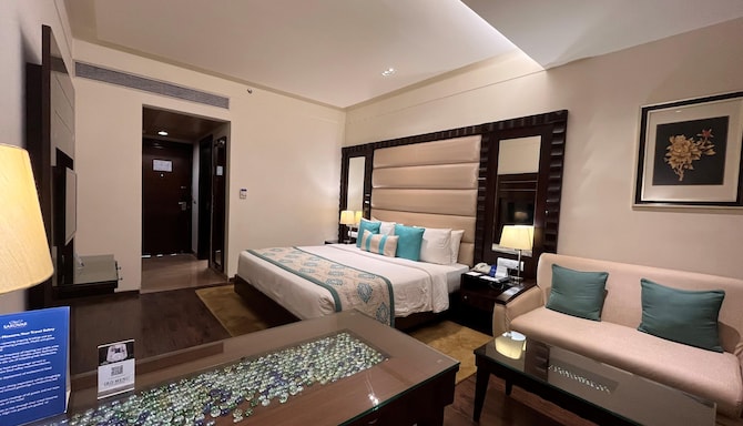 DEVENTURE SAROVAR PORTICO KAPASHERA - SUPERIOR PREMIUM ROOM
