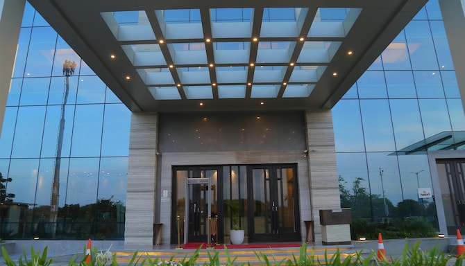 Efcee Sarovar Portico Bhavnagar - Main Porch