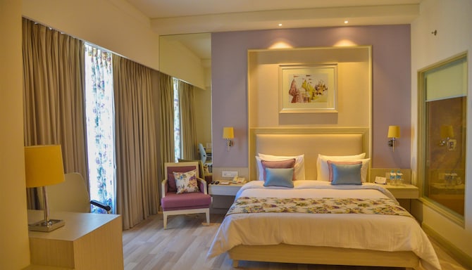 Efcee Sarovar Premiere Bhavnagar - Premium Room