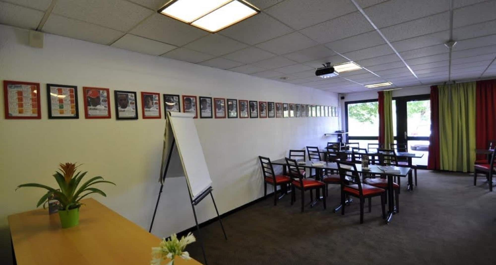 ENZO HOTELS VIERZON By KYRIAD DIRECT - Enzo Hotels Vierzon by Kyriad Direct - Meeting Room