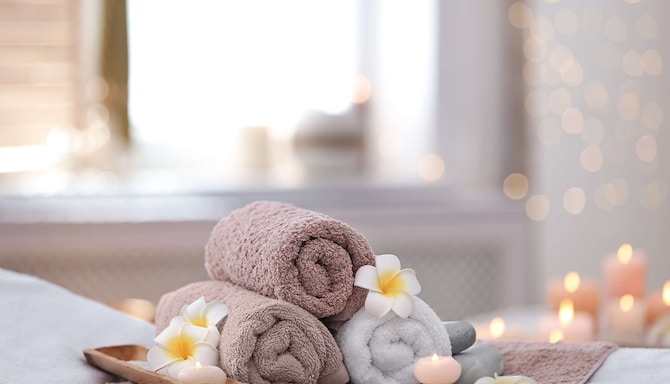 Wellness & Spa - Spa treatment bed with towels