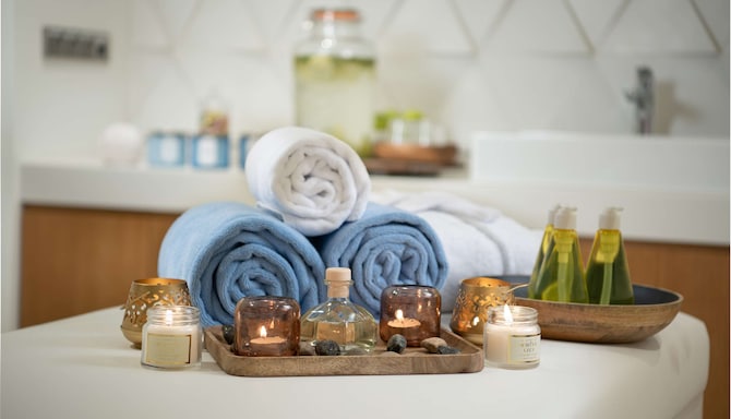 Fitness, Wellness & Spa - Spa treatment bed with towels