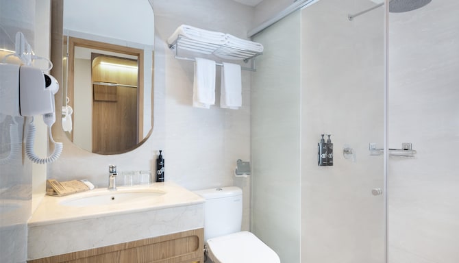 Golden Hill By Golden Tulip - Bathroom