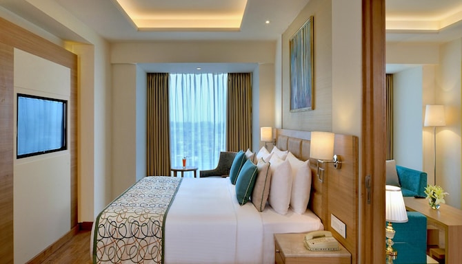 Golden Sarovar Portico Amritsar - Suite Bedroom