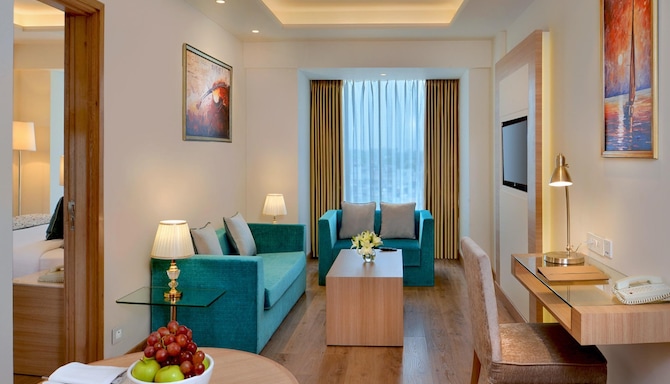 Golden Sarovar Portico Amritsar - Living Area - Suite Room