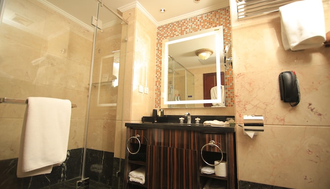 Golden Tulip Addis Ababa - Guest bathroom
