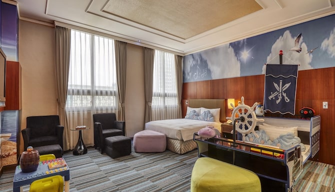 Golden Tulip Aesthetic Hotel Miaoli - parent child ocean war