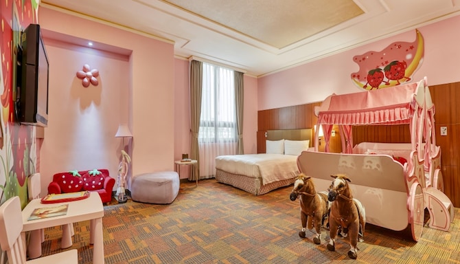 Golden Tulip Aesthetic Hotel Miaoli - parent child room pink carriage