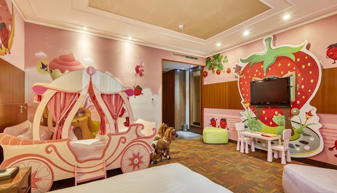 Golden Tulip Aesthetic Hotel Miaoli - parent child room pink carriage
