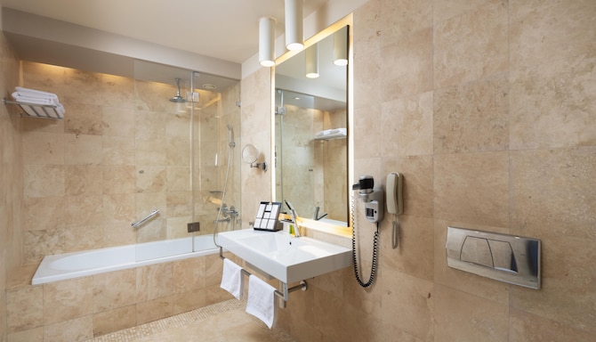 Golden Tulip Ana Dome - Bathroom