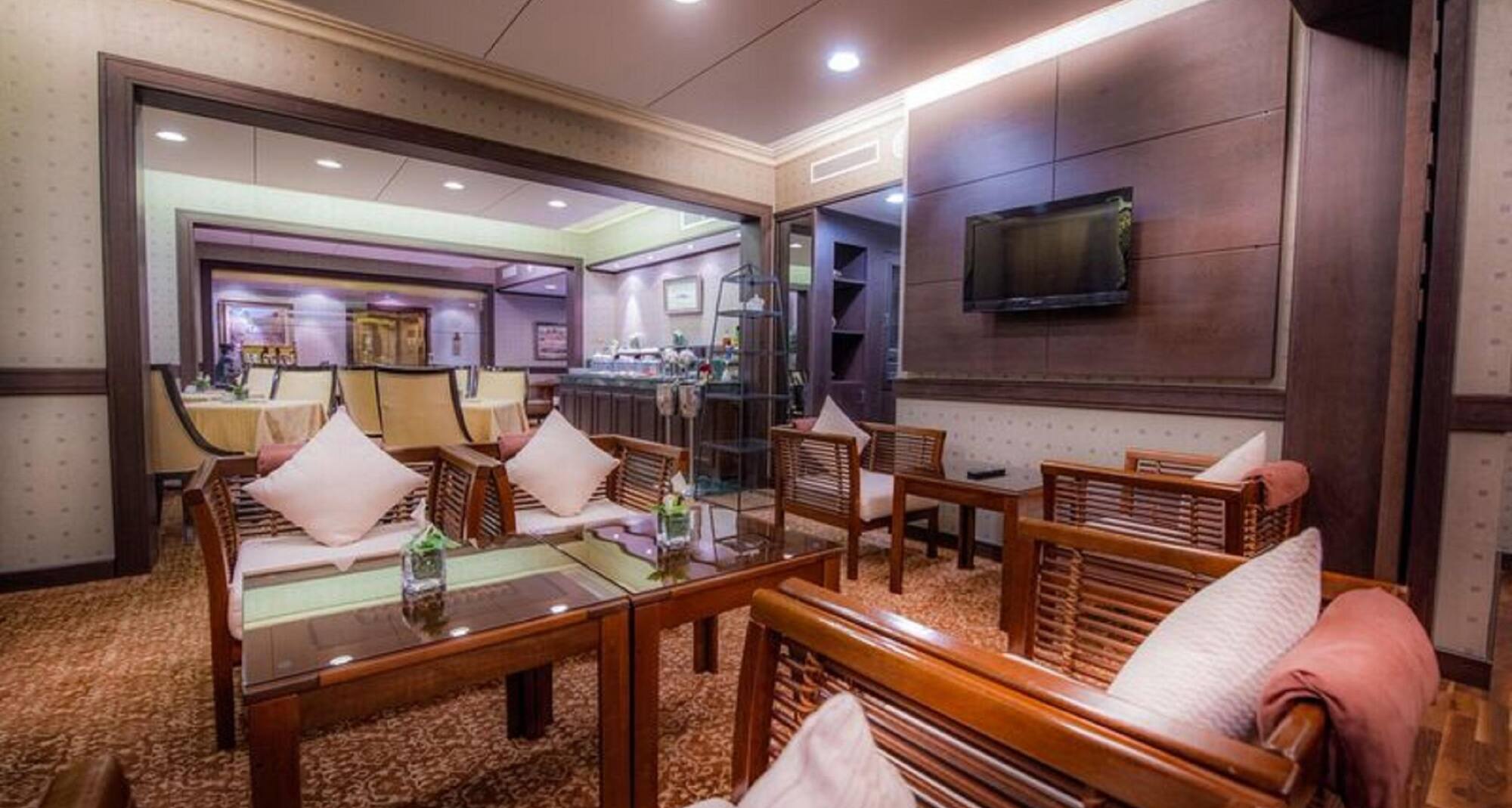 Golden Tulip Bahrain - Executive Lounge / Business Centre