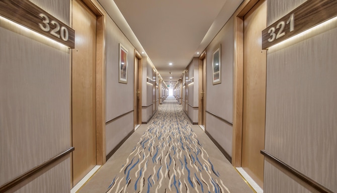 Golden Tulip Bahrain - غرفة ضيوف