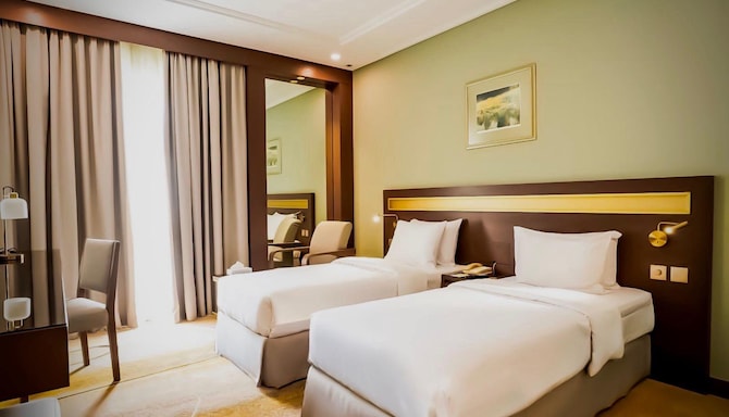 Golden Tulip Bahrain - غرفة ضيوف