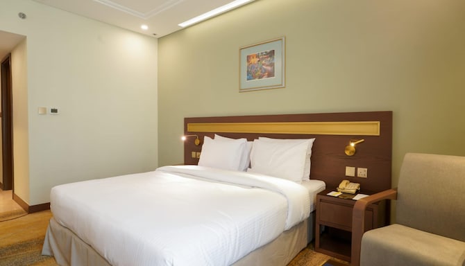 Golden Tulip Bahrain - غرفة ضيوف