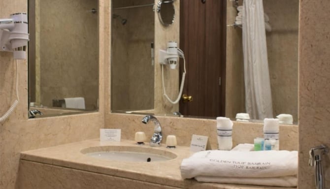 Golden Tulip Bahrain - غرفة ضيوف