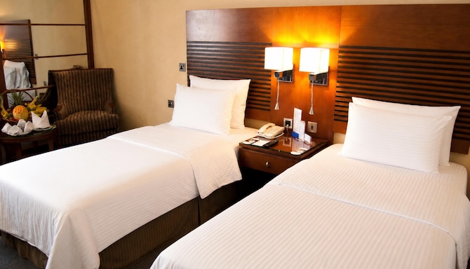 Golden Tulip Bahrain - غرفة ضيوف