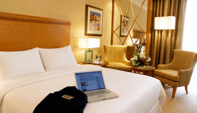 Golden Tulip Bahrain - غرفة ضيوف