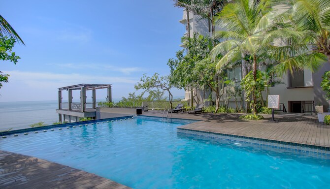 GOLDEN TULIP BALIKPAPAN HOTEL and SUITES - Pool view