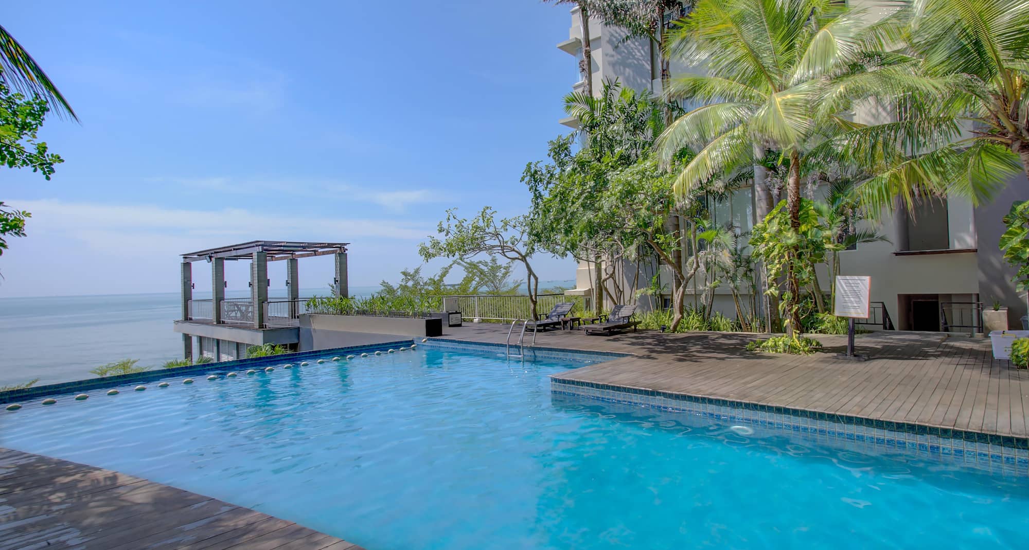 GOLDEN TULIP BALIKPAPAN HOTEL & SUITES - Pool view