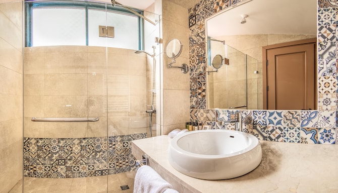 Golden Tulip Borjomi - Deluxe king bathroom