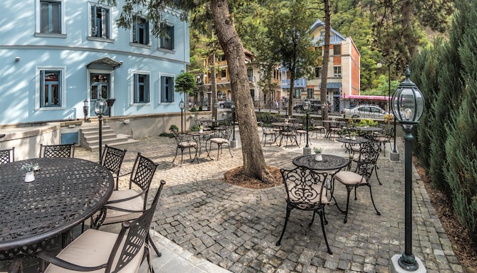 Golden Tulip Borjomi - Garden Cafe