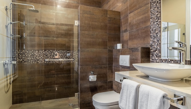Golden Tulip Borjomi - Royal Suite bathroom