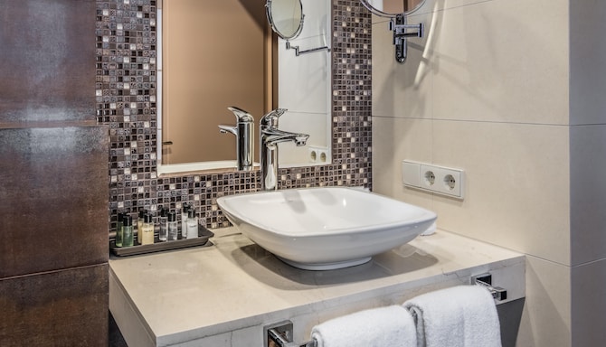 Golden Tulip Borjomi - Royal Suite bathroom