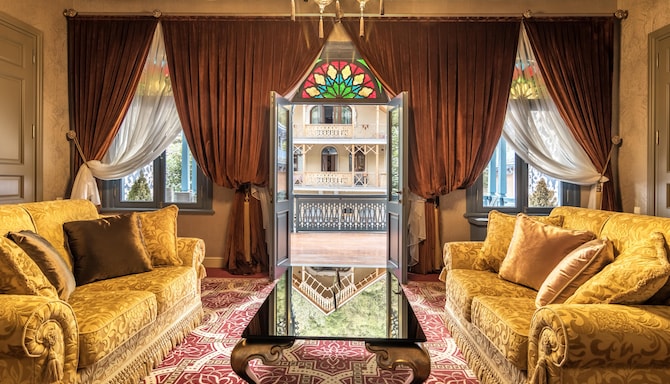 Golden Tulip Borjomi - Royal Suite living room