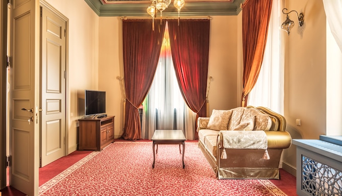 Golden Tulip Borjomi - Royal Suite living room