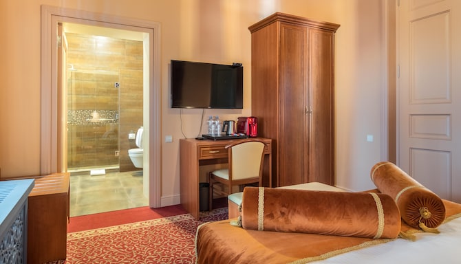Golden Tulip Borjomi - Royal Suite bedroom