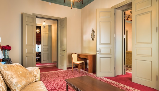 Golden Tulip Borjomi - Royal Suite living room