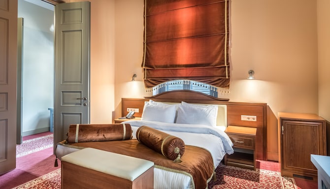 Golden Tulip Borjomi - Royal Suite bedroom