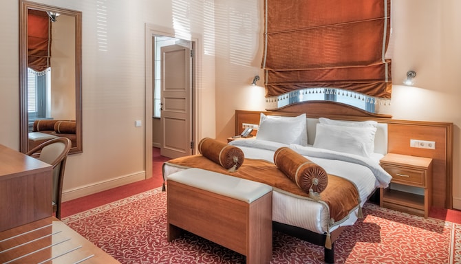 Golden Tulip Borjomi - Ambassador Suite bedroom