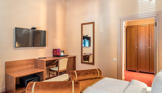 Golden Tulip Borjomi - Ambassador Suite bedroom