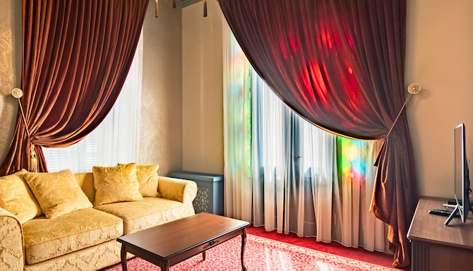 Golden Tulip Borjomi - Ambassador Suite living room
