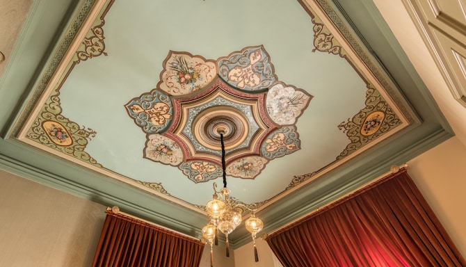 Golden Tulip Borjomi - Ambassador Suite ceiling