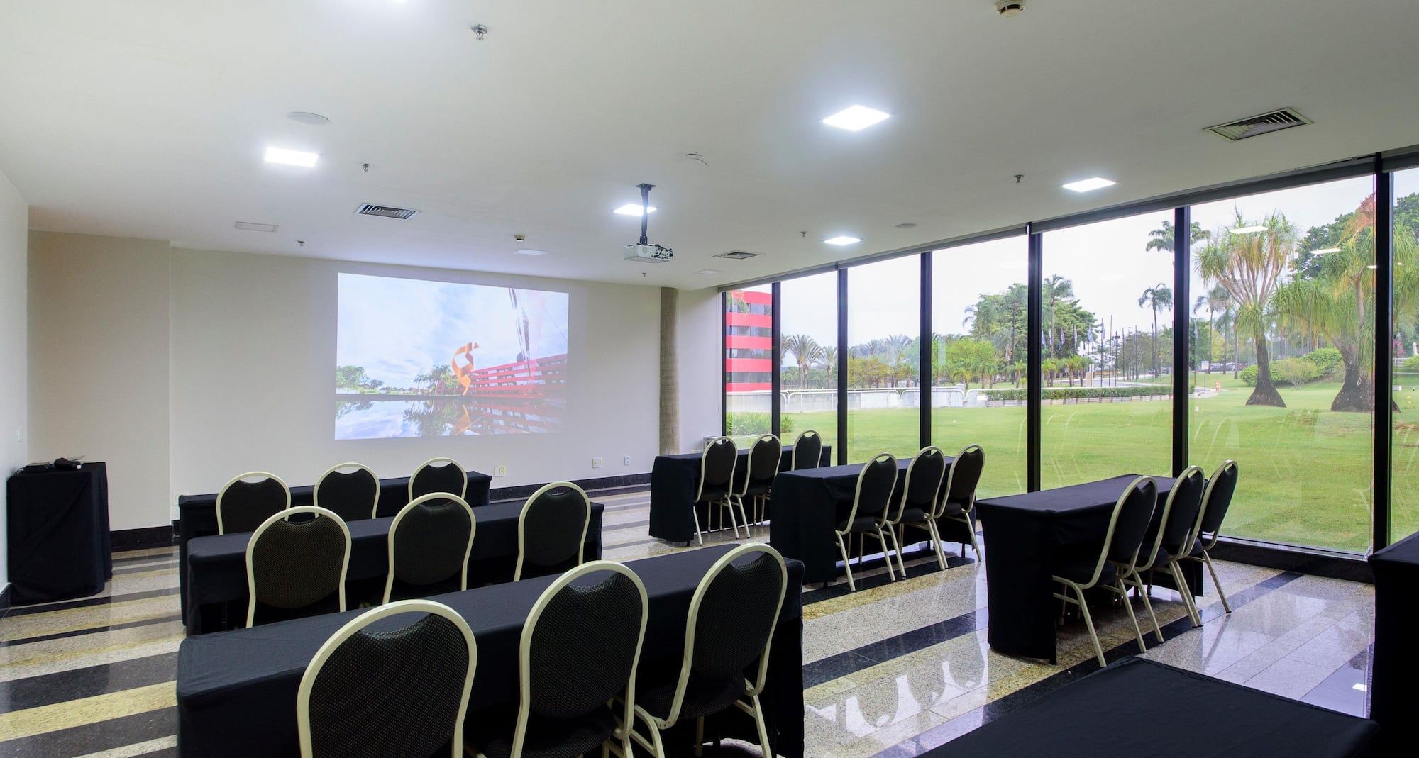 Golden Tulip Brasilia Alvorada - Larger Meeting Room FILEIRAS