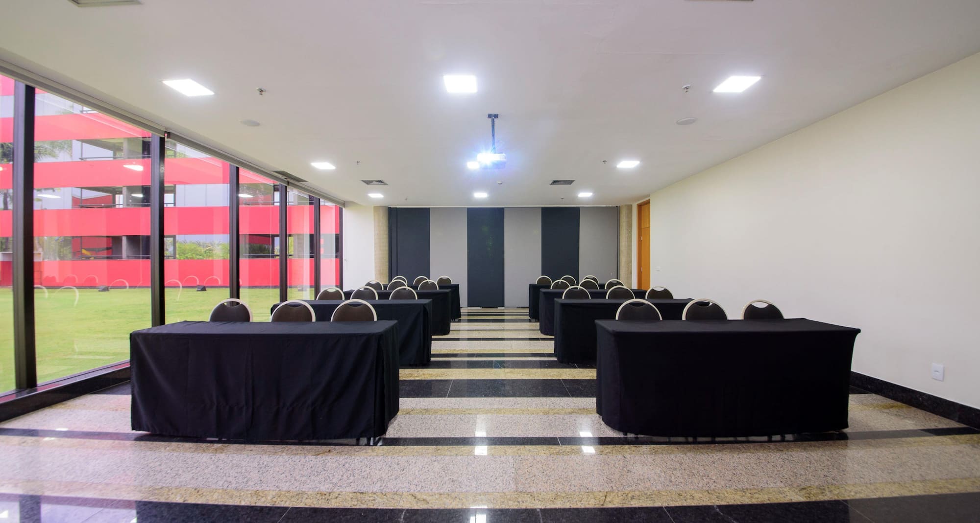 Golden Tulip Brasilia Alvorada - Larger Meeting Room FILEIRAS