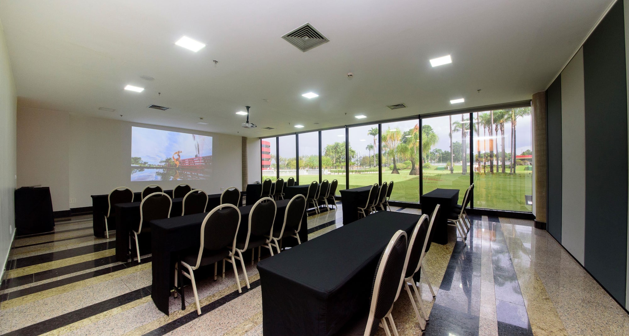 Golden Tulip Brasilia Alvorada - Larger Meeting Room FILEIRAS