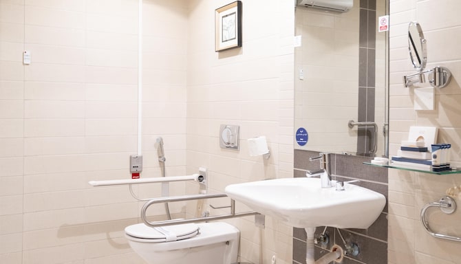 Golden Tulip Buraidah - Handicap Bathroom