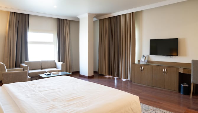 Golden Tulip Buraidah - Junior Suite 1 King Bed