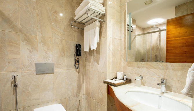 GOLDEN TULIP CANAAN KAMPALA - Standard Bath Room