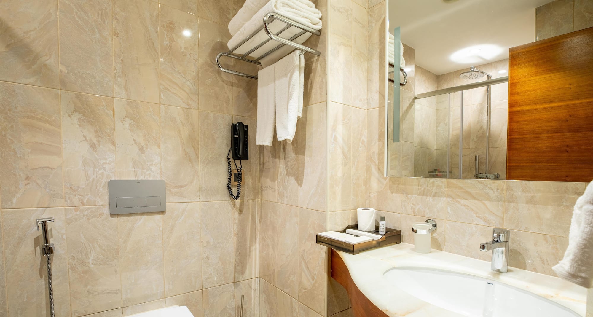 GOLDEN TULIP CANAAN KAMPALA - Standard Bath Room